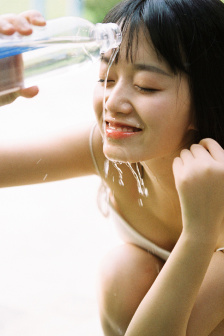 女生泳衣遮肚子
